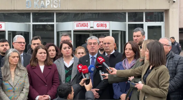 O Tuğlayı Mutlaka Çekeceğiz, Duvar Yıkılsın