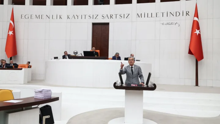 Bir Çökmediğiniz Vatandaşın Malı Kalmıştı, Ona da Çöktünüz!