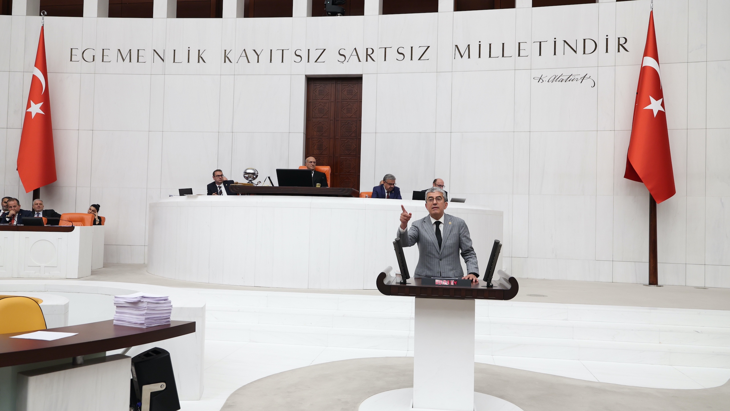 Bir Çökmediğiniz Vatandaşın Malı Kalmıştı, Ona da Çöktünüz!