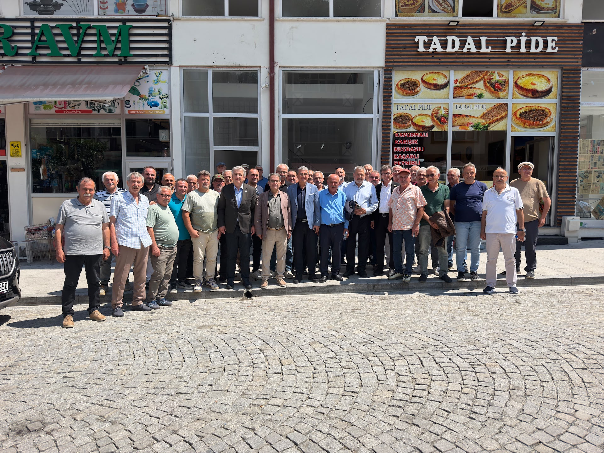 Görseli seçmek için tıklayın; sürükleyebilir veya Delete tuşuyla silebilirsiniz. Gökhan Günaydın