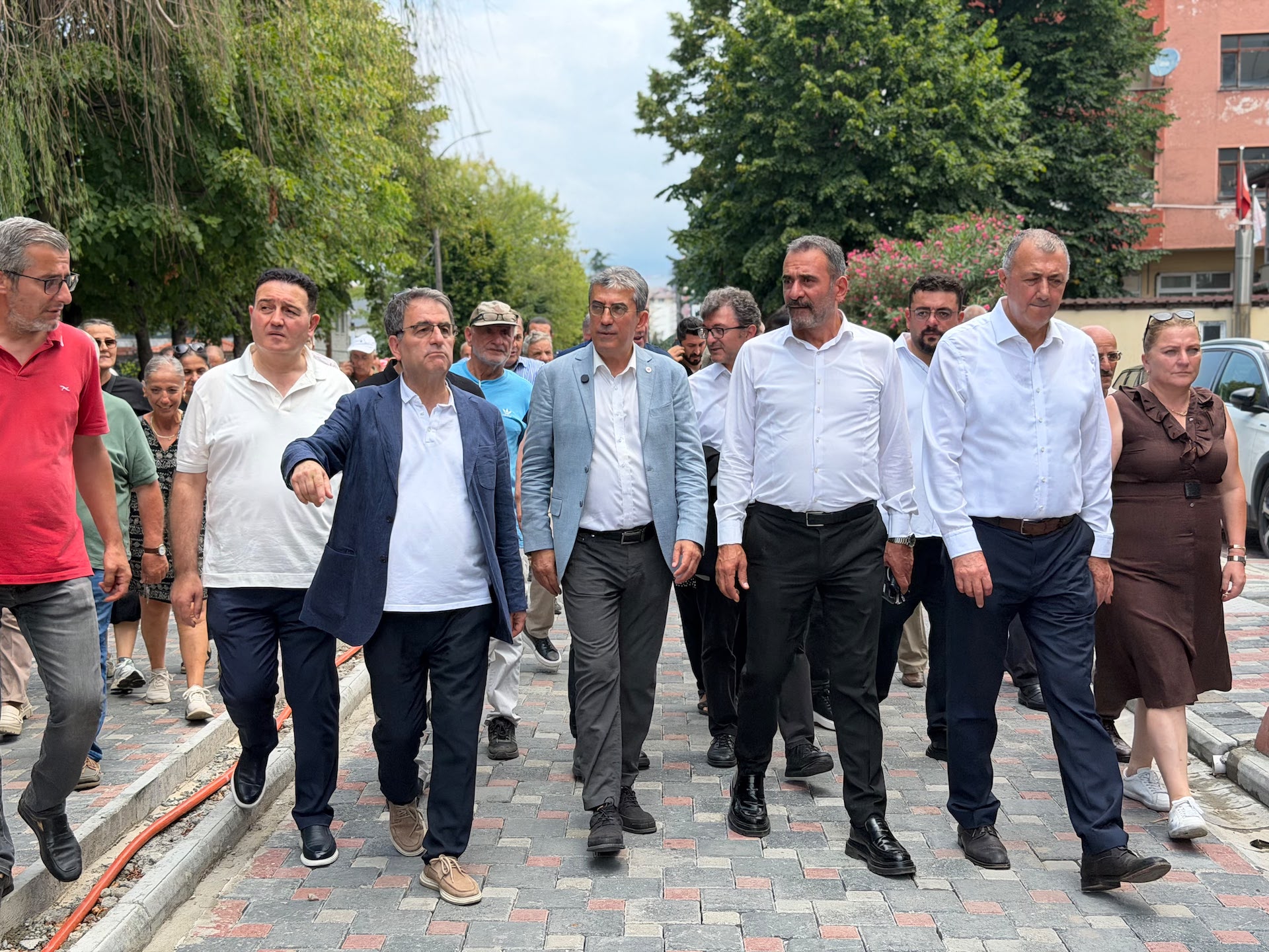 Görseli seçmek için tıklayın; sürükleyebilir veya Delete tuşuyla silebilirsiniz. Gökhan Günaydın