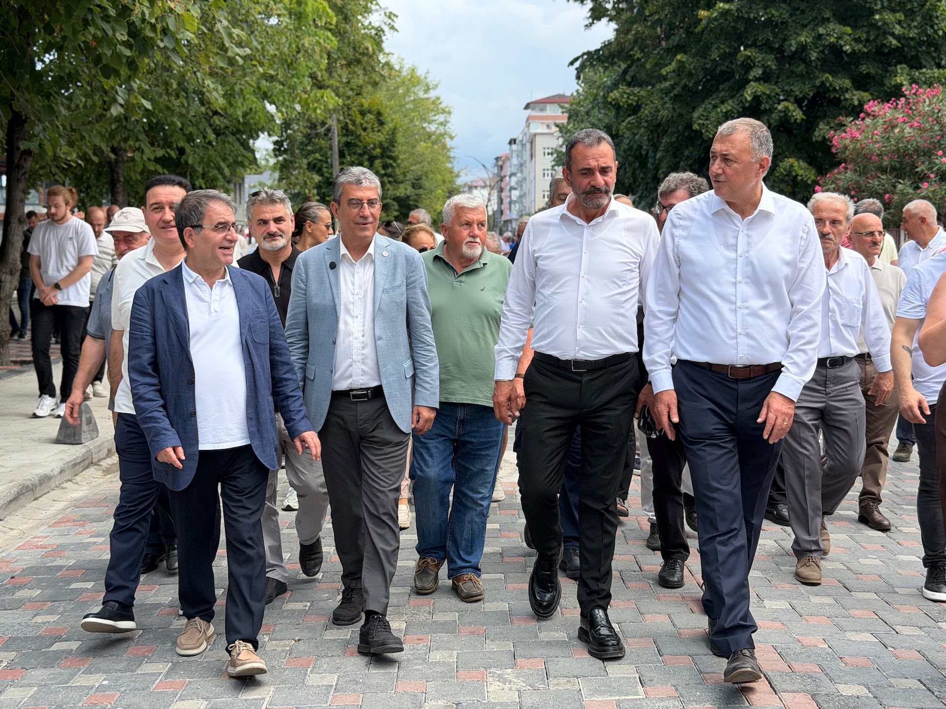 Görseli seçmek için tıklayın; sürükleyebilir veya Delete tuşuyla silebilirsiniz. Gökhan Günaydın