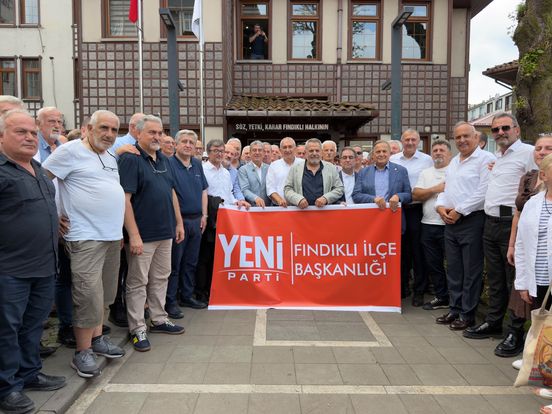 Görseli seçmek için tıklayın; sürükleyebilir veya Delete tuşuyla silebilirsiniz. Gökhan Günaydın