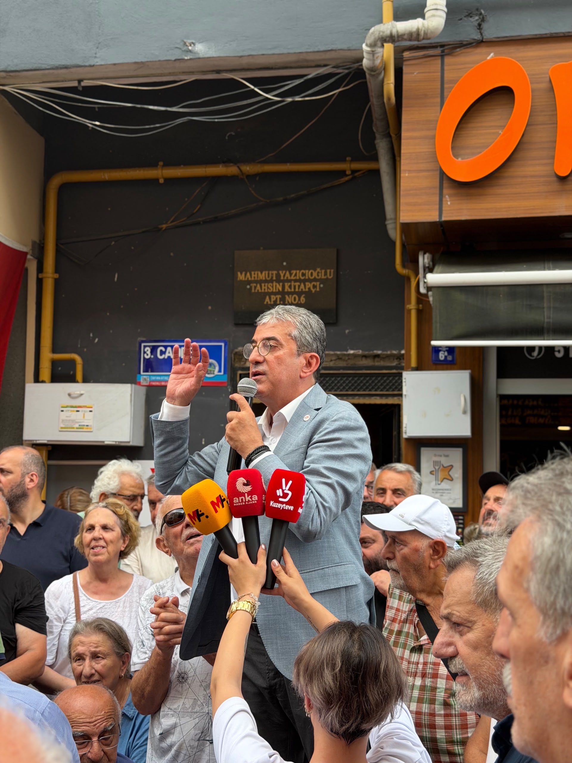 Görseli seçmek için tıklayın; sürükleyebilir veya Delete tuşuyla silebilirsiniz. Gökhan Günaydın