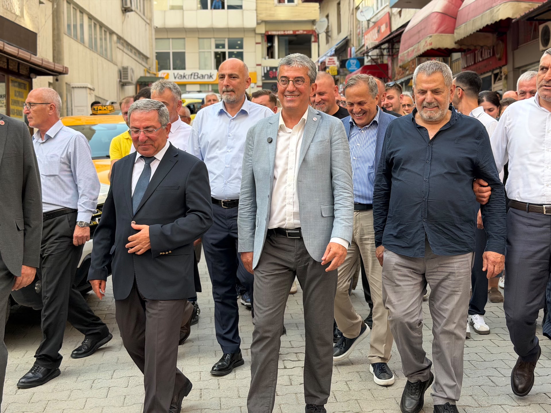 Görseli seçmek için tıklayın; sürükleyebilir veya Delete tuşuyla silebilirsiniz. Gökhan Günaydın
