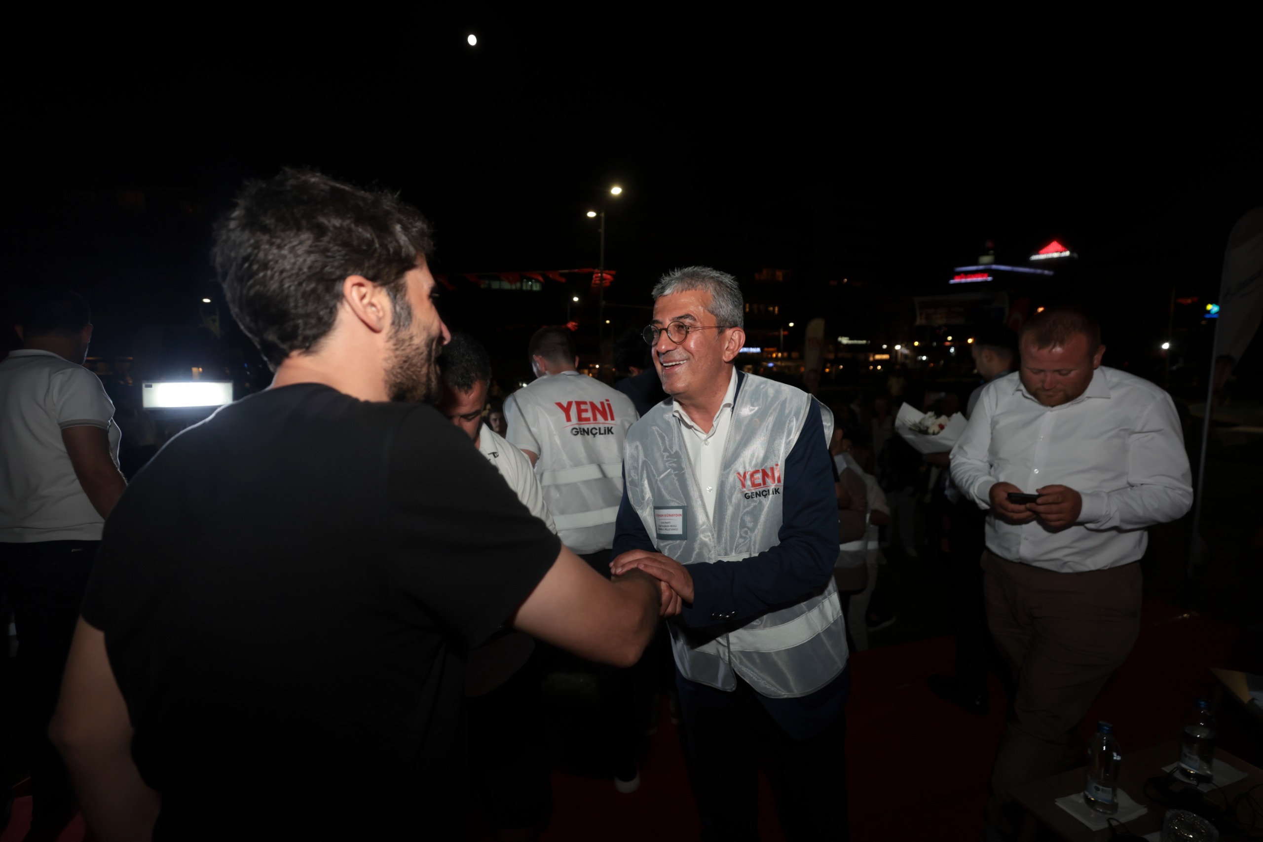Görseli seçmek için tıklayın; sürükleyebilir veya Delete tuşuyla silebilirsiniz. Gökhan Günaydın