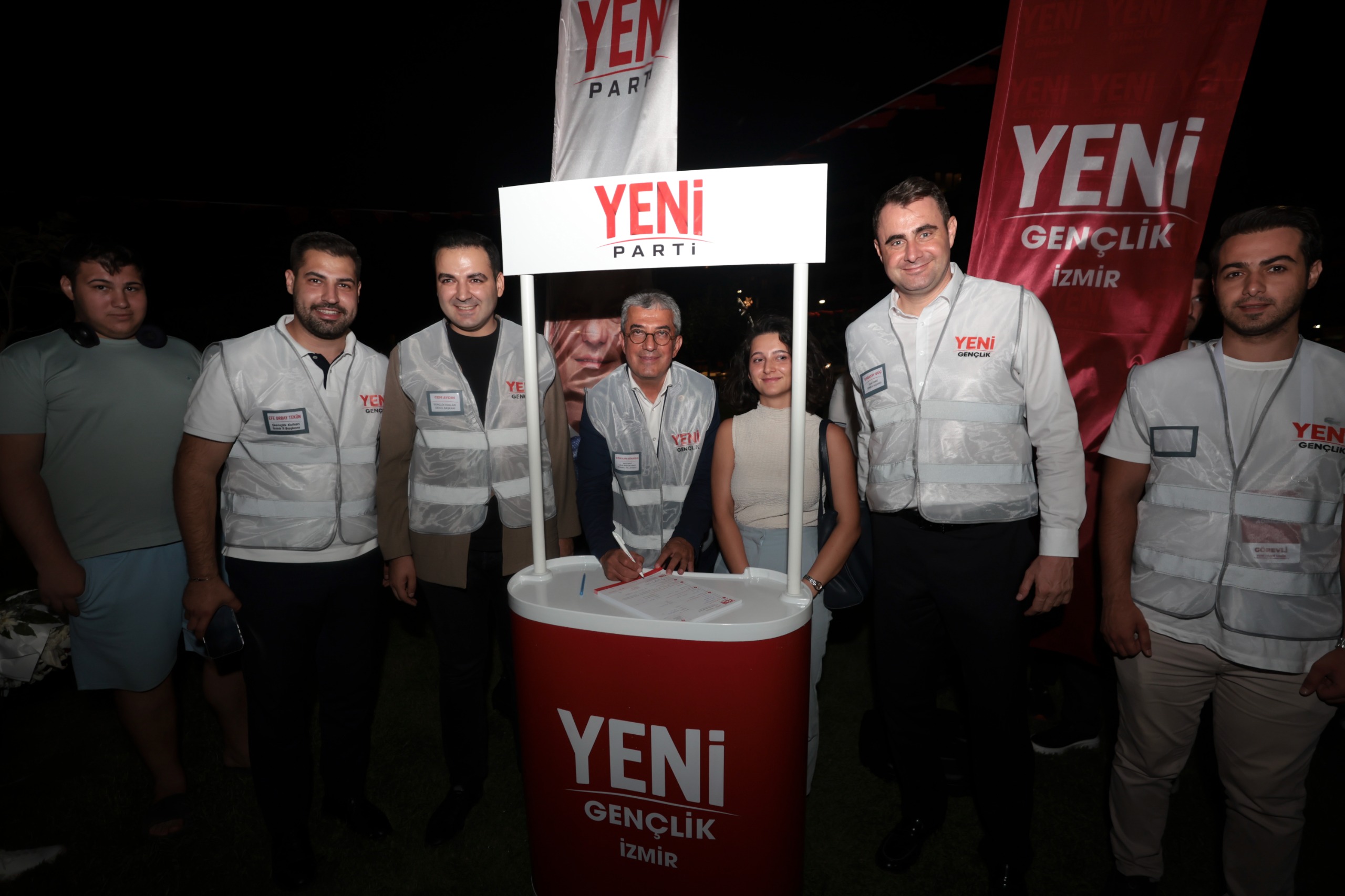 Görseli seçmek için tıklayın; sürükleyebilir veya Delete tuşuyla silebilirsiniz. Gökhan Günaydın