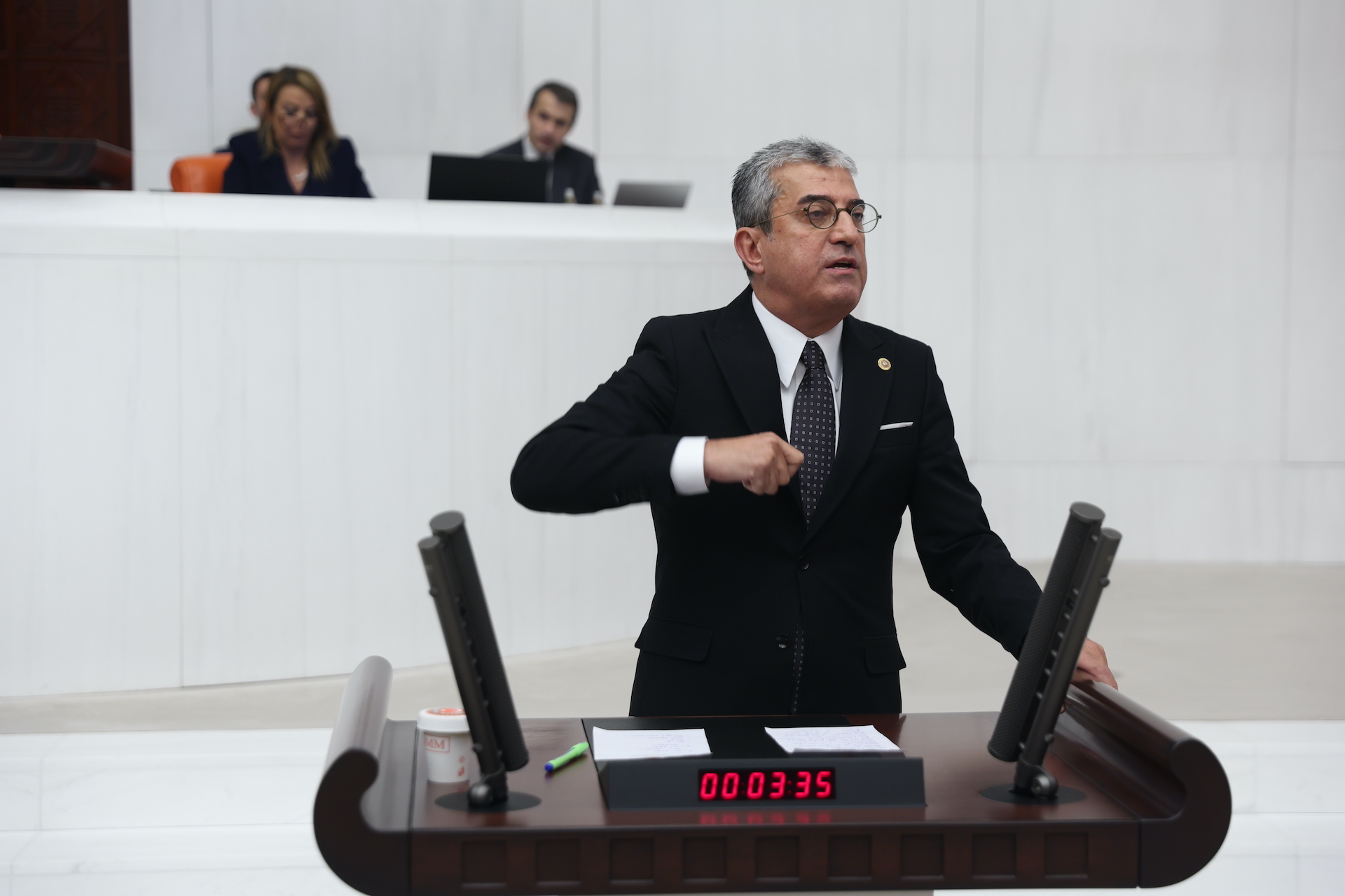Görseli seçmek için tıklayın; sürükleyebilir veya Delete tuşuyla silebilirsiniz. 1R1A6505
