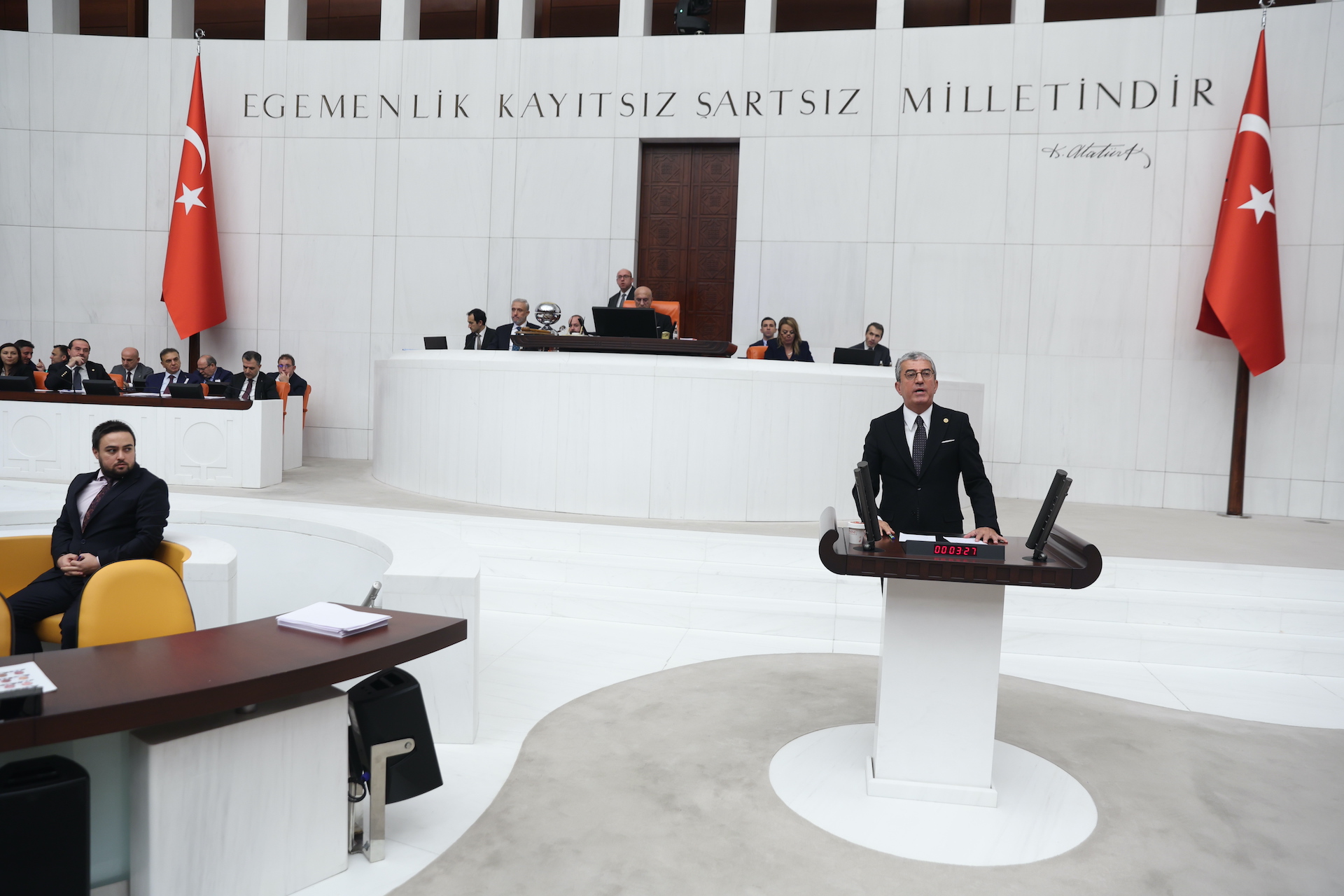 Görseli seçmek için tıklayın; sürükleyebilir veya Delete tuşuyla silebilirsiniz. 1R1A6550