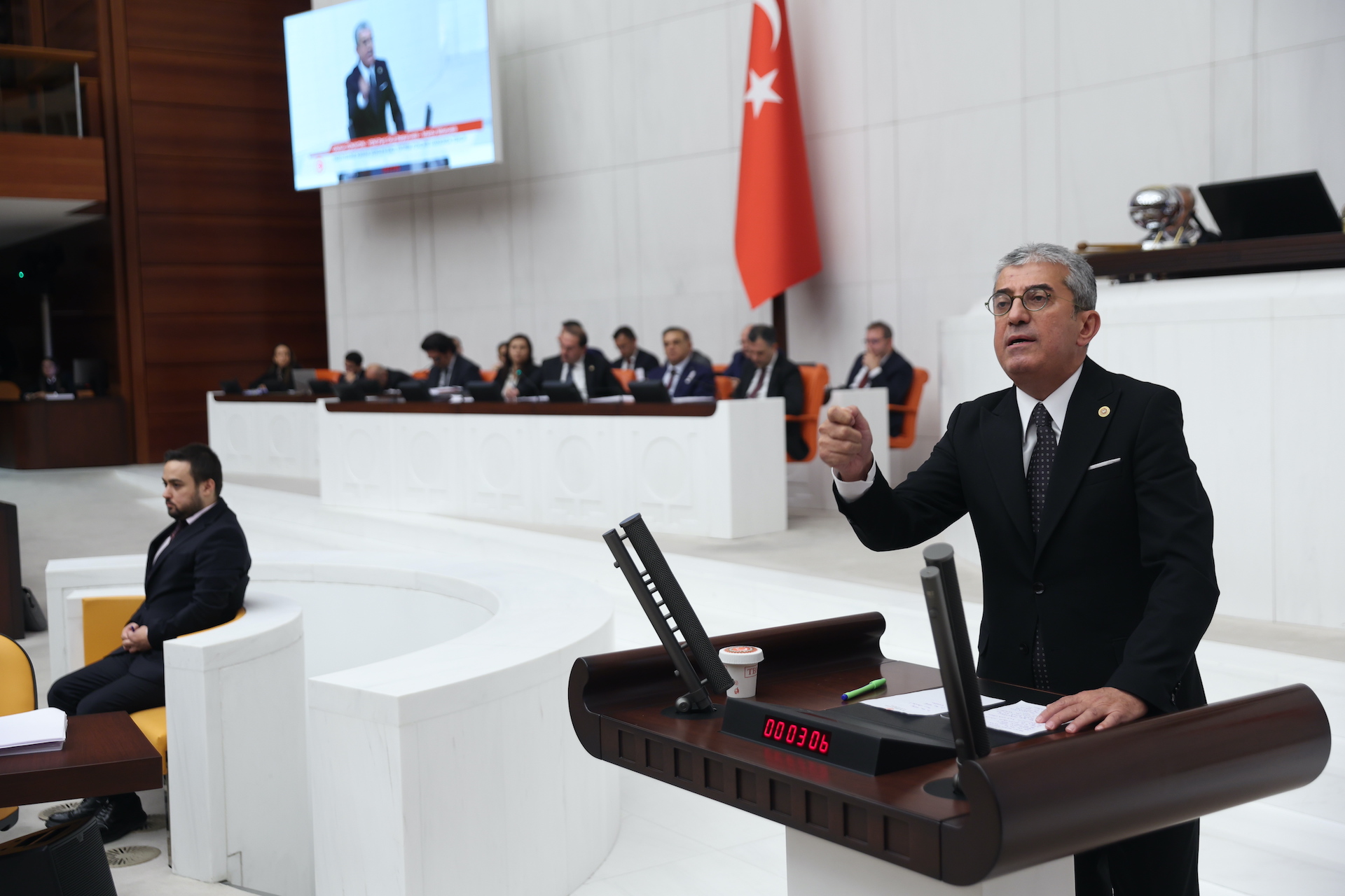 Görseli seçmek için tıklayın; sürükleyebilir veya Delete tuşuyla silebilirsiniz. 1R1A6601