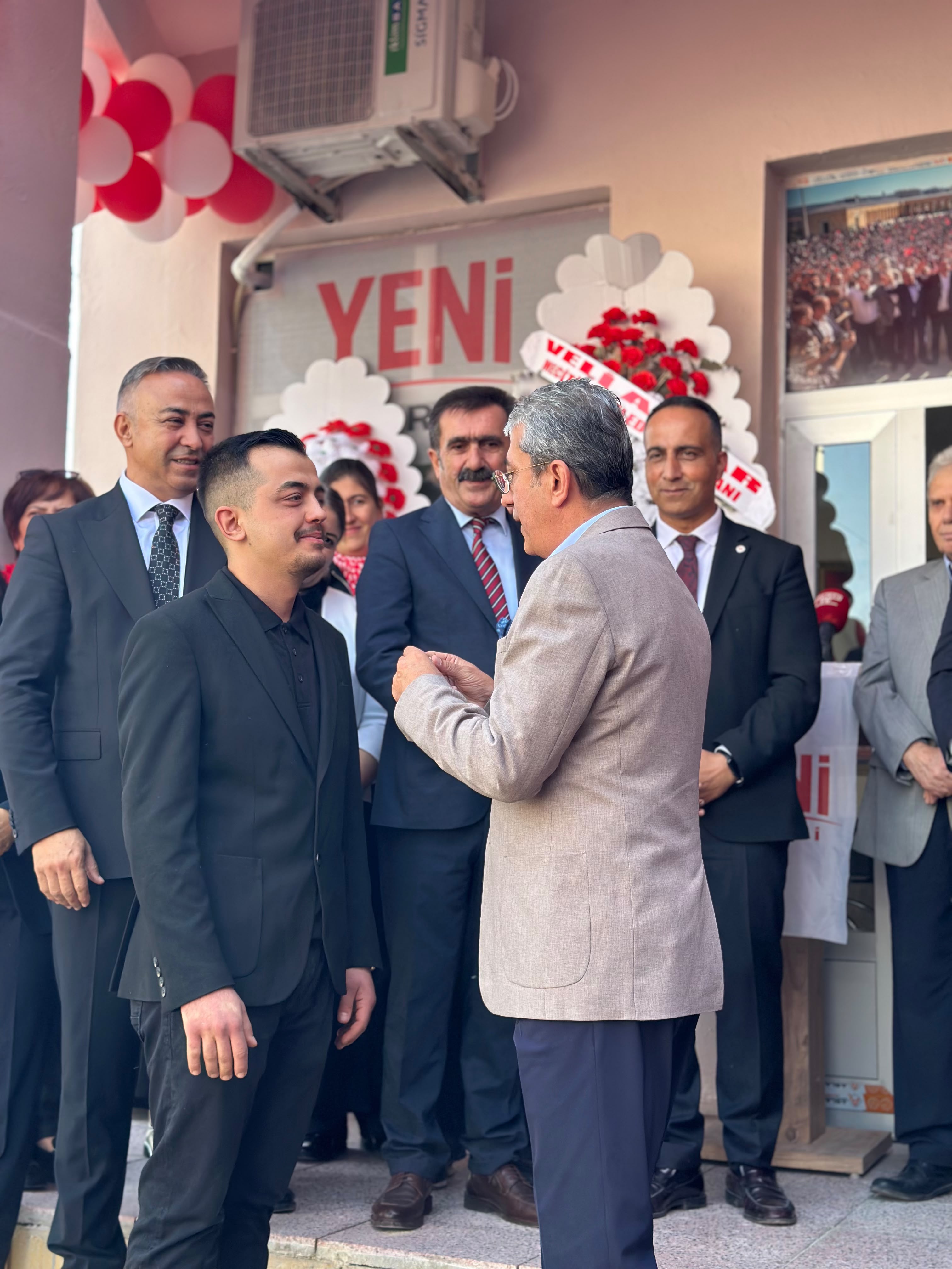 Görseli seçmek için tıklayın; sürükleyebilir veya Delete tuşuyla silebilirsiniz. Gökhan Günaydın